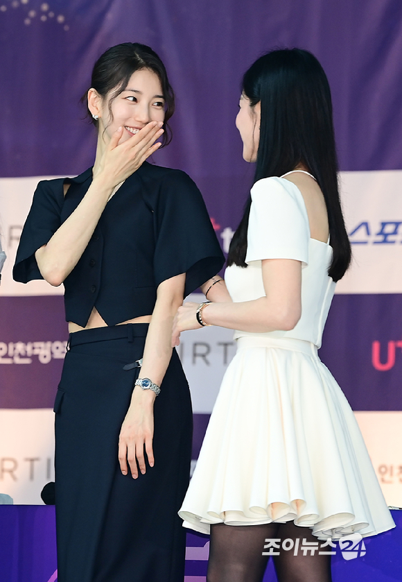 배우 수지와 송혜교가 25일 오후 인천 중구 상상플랫폼에서 열린 제3회 청룡시리즈어워즈 핸드프린팅 행사에 참석하고 있다. [사진=정소희 기자]