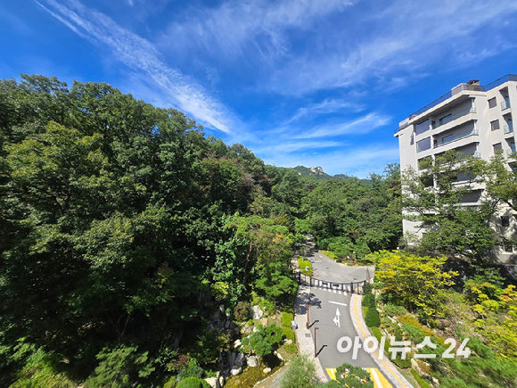 안토 비회원 캐빈 객실에서 바라본 북한산 전경. [사진=박은경 기자]