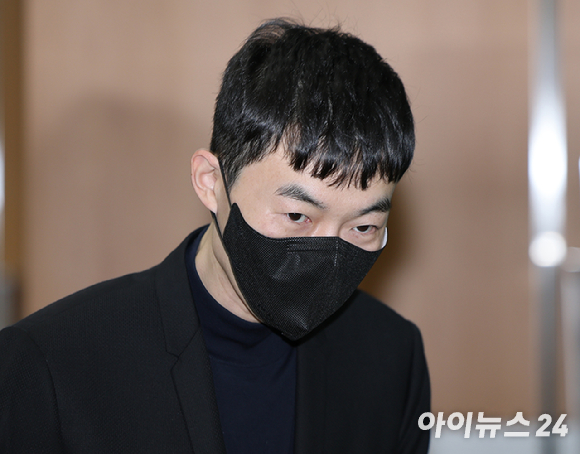 수능 모의고사 문항 거래 혐의를 받는 강사 현우진이 지난 4월 24일 서울 서초구 서울중앙지방법원에서 열리는 공판에 출석하고 있다. [사진=사진공동취재단]