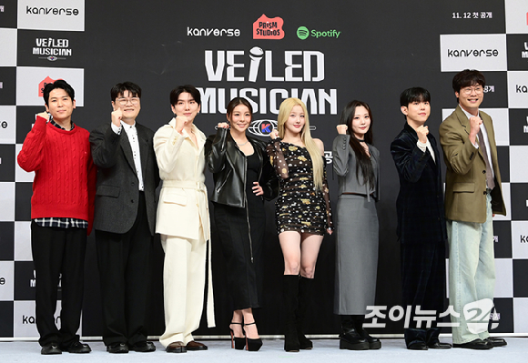 (왼쪽부터) 이홍희 PD-신용재-몬스타엑스 기현-에일리-키스오브라이프 벨-볼빨간사춘기 안지영-폴킴-최다니엘이 12일 오후 서울 양천구 목동 SBS사옥에서 열린 SBS 스튜디오 프리즘 신규 예능 '베일드 뮤지션' 한국편 제작발표회에 참석하고 있다. [사진=정소희 기자]