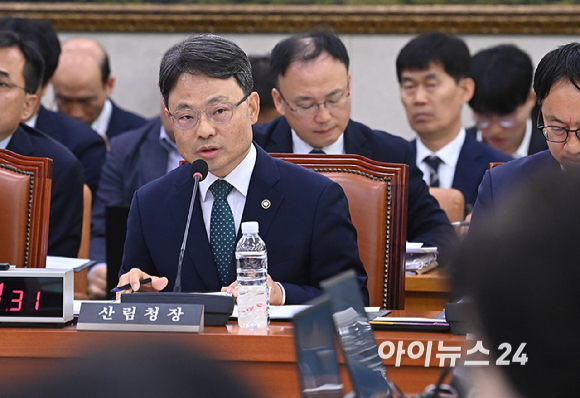 박은식 산림청장이 20일 서울 여의도 국회에서 열린 농림축산식품해양수산위원회 국정감사에서 질의에 답변하고 있다. [사진=곽영래 기자]