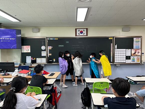 광주광역시의 한 초등학교에서 학생들이 성관련 문제에 관한 역할극을 하고 있다. [사진=광주시교육청]