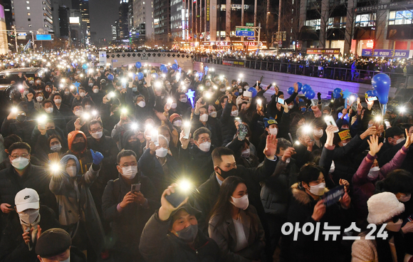 8일 오후 서울 광화문 청계광장에서 열린 이재명 더불어민주당 대선 후보의 '국민의 꿈이 이재명의 꿈입니다' 서울 집중 유세에서 시민들이 이 후보를 지지하고 있다. [사진=국회사진취재단]