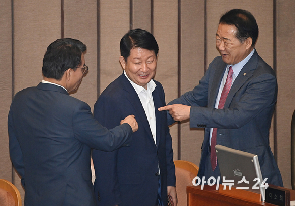 국민의힘 권영진 의원이 30일 서울 여의도 국회에서 열린 본회의에서 윤상현, 신성범 의원과 대화를 하고 있다. [사진=곽영래 기자]