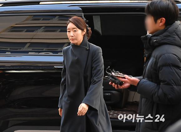 김경 서울시의원의 공천 대가로 1억원을 받았다는 의혹을 받고 있는 강선우 무소속 의원이 20일 서울 마포구 서울경찰청 공공범죄수사대로 출석하고 있다. [사진=곽영래 기자]