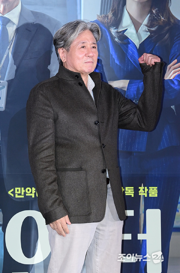 배우 최민식이 4일 오후 서울 CGV 용산아이파크몰에서 열린 영화 '인턴'(감독 김도영) 언론시사회에 참석하고 있다. [사진=정소희 기자]