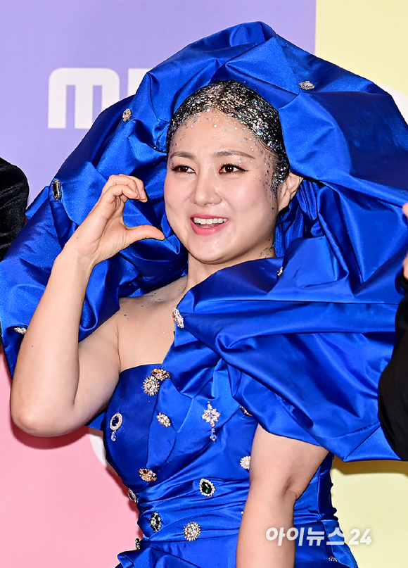 개그우먼 박나래가 지난해 12월 29일 오후 서울 마포구 상암동 MBC 사옥에서 열린 2023 MBC 방송연예대상 시상식 포토월 행사에 참석하고 있다. [사진=곽영래 기자]