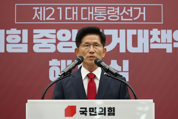국민의힘 김문수 전 대선 후보가 4일 서울 여의도 중앙당사에서 열린 제21대 대통령선거 국민의힘 중앙선거대책위원회 해단식에서 발언하고 있다. 2025.6.4 [사진=연합뉴스/공동취재]