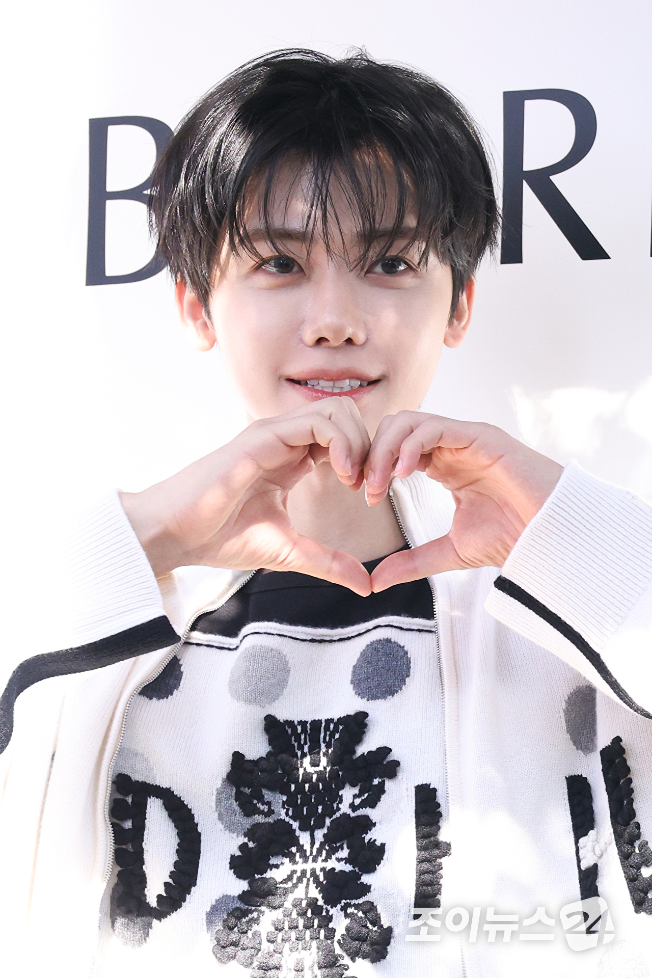 그룹 NCT 재민이 27일 오전 서울 강남구 논현동 리나갤러리에서 진행된 럭셔리 캐시미어 브랜드 배리 데미안 허스트 캡슐 컬렉션 출시 기념 행사에 참석해 포즈를 취하고 있다. [사진=문수지 기자]