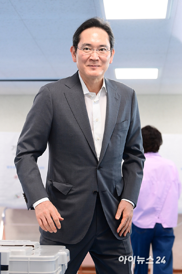 제9회 전국동시지방선거 사전투표 첫날인 29일 오전 서울 용산구 한남동 주민센터에 마련된 사전투표소에서 이재용 삼성전자 회장이 투표를 하고 있다. [사진=정소희 기자]