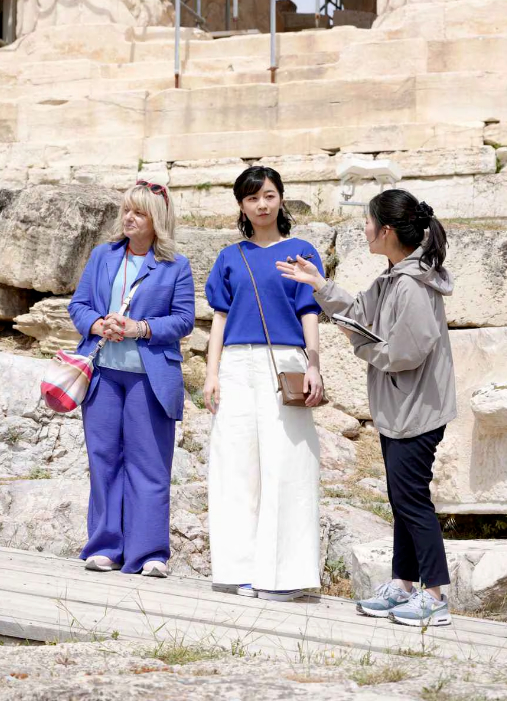 세계문화유산인 아크로폴리스 파르테논 신전을 둘러보는 가코공주. [사진=산케이신문]