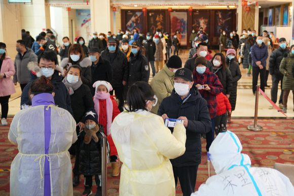 중국 허베이성 주민들이 코로나19 검사를 받기 위해 줄 서 있다. [스자좡=AP/뉴시스] [사진=뉴시스]