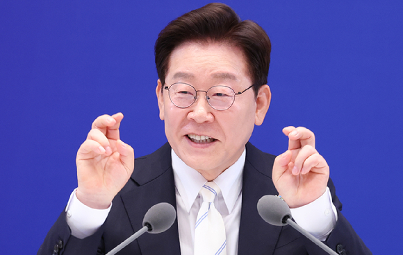 이재명 정부 출범 이후 1년간 서울 아파트값이 14.73% 올라 1986년 통계 집계 이래 역대 최고 상승률을 기록했다. 중위가격은 올해만 1억1833만원 뛰어 12억3833만원에 달한다. 전세&middot;월세도 동반 급등하며 실수요층의 부담이 커지고 있다. [사진=김민지 기자]