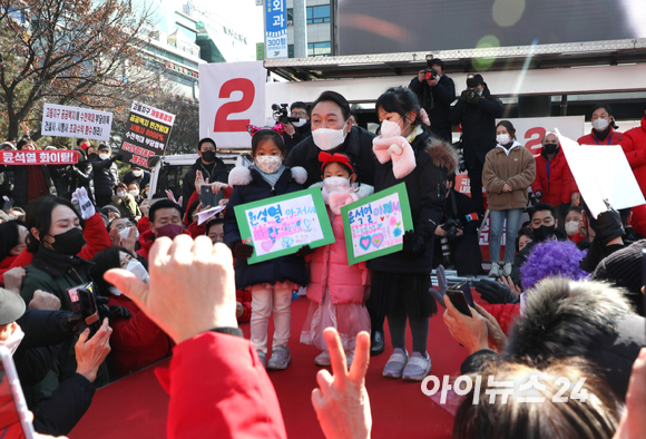  윤석열 국민의힘 대선 후보가 17일 오후 경기도 성남시 야탑역 앞에서 열린 '부패 없는 성남! 공정한 대한민국!' 거리 유세에서 어린이들과 기념촬영을 하고 있다. [사진=국회사진취재단]