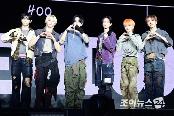 그룹 보이넥스트도어가 20일 오후 서울 강서구 KBS아레나에서 열린 보이넥스트도어(BOYNEXTDOOR) 새 앨범 '디 액션'(The Action) 쇼케이스에서 포즈를 취하고 있다. [사진=정소희 기자]
