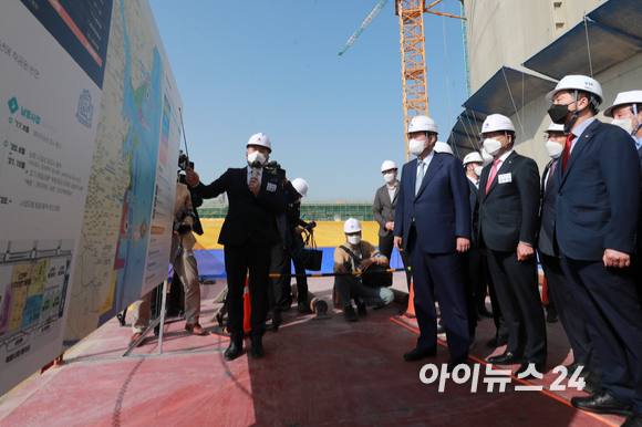 윤석열 대통령 당선인이 22일 오후 울산 북항 동북아 오일가스허브 건설 현장에서 조원경 울산 경제부시장에게 브리핑을 받고 있다. [사진=인수위사진기자단]