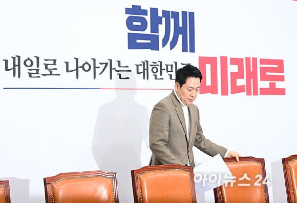 장동혁 국민의힘 대표가 5일 서울 여의도 국회에서 열린 최고위원회의에 참석하고 있다. [사진=곽영래 기자]