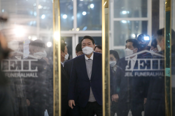국민의힘 윤석열 대선후보가 6일 오후 경기도 평택 제일장례식장에 마련된 순직 소방관들의 빈소를 찾아 조문하기 위해 들어서고 있다. [사진=국민의힘]