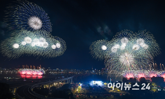 '2026 서울세계불꽃축제'가 5일 서울 여의도 한강공원 일대에서 열린 가운데 화려한 불꽃이 밤하늘을 장식하고 있다. [사진=곽영래 기자]