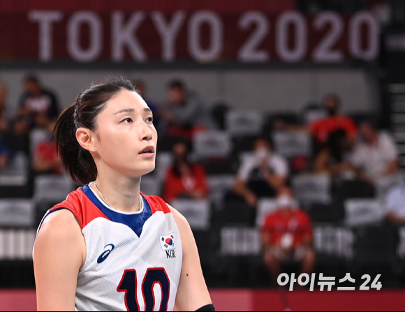 8일 오전 일본 도쿄 아리아케 아레나에서 '2020 도쿄올림픽' 여자 배구 동메달 결정전 대한민국과 세르비아의 경기가 펼쳐졌다. 한국 김연경이 세트스코어 0-3으로 패배한 후 아쉬워하고 있다.