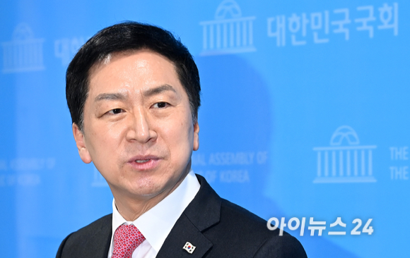 국민의힘 당권 주자인 김기현 의원이 19일 서울 여의도 국회 소통관에서 기자회견을 마친 후 취재진의 질의에 답하고 있다. [사진=김성진 기자]