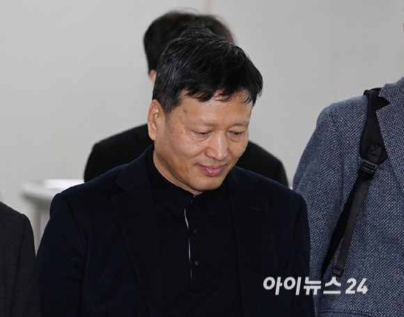 구영배 큐텐그룹 대표가 7일 오전 서울 서초구 서울중앙지방법원에서 열린 티몬&middot;위메프 미정산 사태 관련 공판에 출석하고 있다. [사진=사진공동취재단]