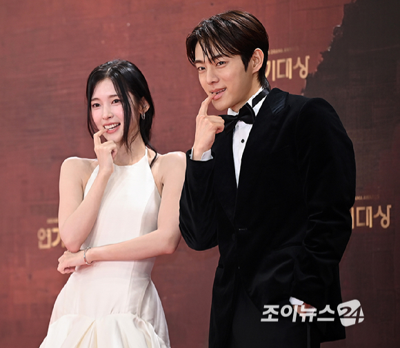 배우 아린, 유정후가 31일 오후 서울 여의도 KBS에서 열린 2025 KBS 연기대상&nbsp;레드카펫 포토월 행사에서 포즈를 취하고 있다. [사진=곽영래 기자]