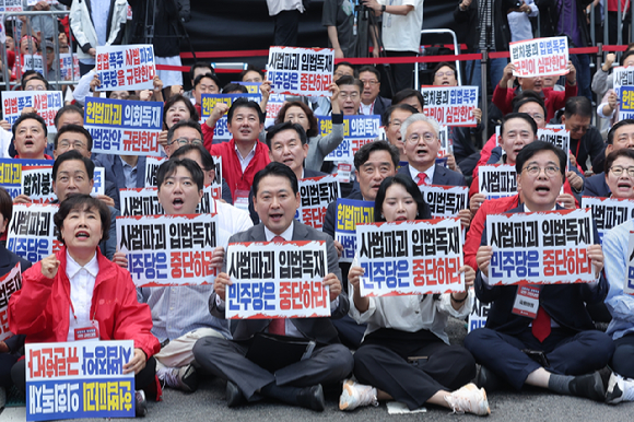 국민의힘 장동혁 대표가 28일 서울 시청역 인근 세종대로에서 열린 사법파괴 입법독재 국민 규탄대회에서 발언하고 있다. [사진=연합뉴스]