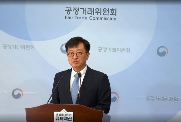 오행록 공정거래위원회 카르텔조사국장이 14일 정부세종청사에서 밀가루 부산물 가격담합 사건 심의 절차 개시 브리핑 후 질문을 받고 있다.