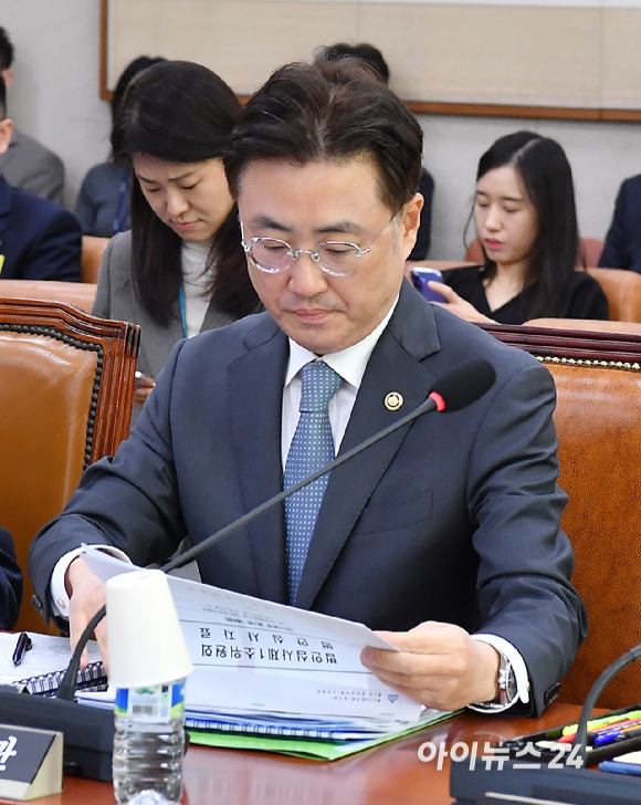 이진수 법무부 차관이 19일 서울 여의도 국회에서 열린 제5차 법안심사제1소위원회에 참석하고 있다. [사진=곽영래 기자]