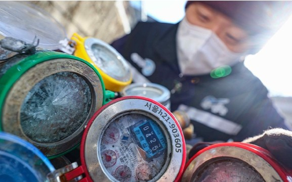 서울시가 계속되는 한파에 대응해 6일 오후 6시까지 발령한 수도계량기 '동파 경계' 단계를 오는 8일까지 연장했다. 사진은 서울 종로구 중부수도사업소 효자가압장 직원이 동파된 수도 계량기들을 정리하고 있는 모습. [사진=연합뉴스]