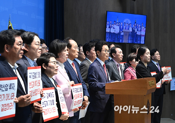이철우 경북지사와 추경호 대구시장, TK 국회의원들이 29일 서울 여의도 국회 소통관에서 광주&middot;전남권 제2국가 반도체 클러스터 조성 계획 관련 기자회견을 하고 있다. [사진=곽영래 기자]