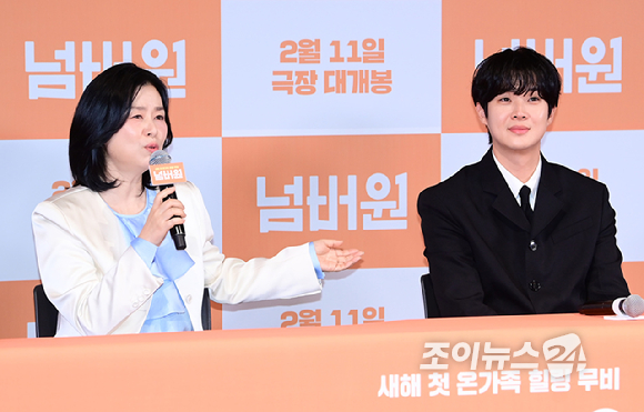 배우 장혜진과 최우식이 29일 오후 서울 CGV 용산아이파크몰에서 열린 영화 '넘버원'(감독 김태용) 언론시사회에 참석하고 있다. [사진=정소희 기자]