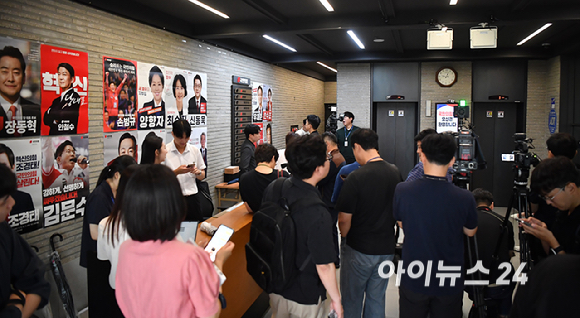 민중기 특별검사팀(김건희 특검팀)이 국민의힘 여의도 당사 압수수색 영장을 집행한 13일 당사에서 취재진이 대기하고 있다. [사진=곽영래 기자]