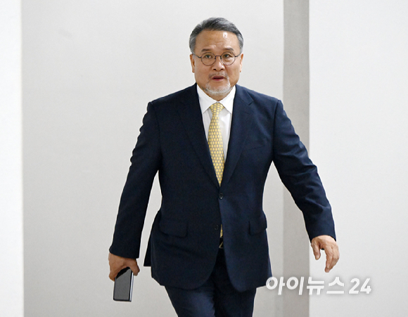 '삼부토건 주가조작' 혐의를 받는 이일준 삼부토건 회장이 19일 서울 서초구 서울중앙지방법원에서 열린 자본시장과금융투자업에관한법률위반 공판에 출석하고 있다. [사진=사진공동취재단 ]