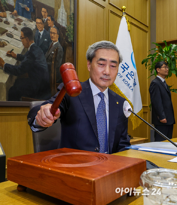 신현송 한국은행 총재가 28일 서울 중구 한국은행 본관에서 열린 취임 후 첫 금융통화위원회 본회의를 주재하고 있다. [사진=사진공동취재단]
