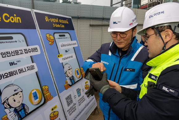 1월 10일 영동대로 지하공간 복합개발 1공구 건설 현장에서 박상신 DL이앤씨 대표(왼쪽)가 QR코드를 통해 작업중지권을 활용하고 있다. [사진=DL이앤씨]