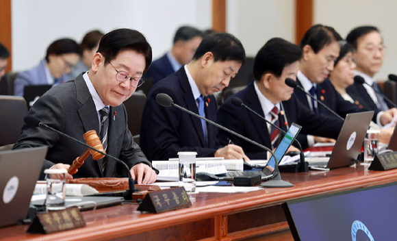 이재명 대통령이 20일 청와대에서 의사봉을 두드리며 국무회의 개회를 선언하고 있다. 2026.1.20 [청와대통신사진기자단] [사진=연합뉴스]