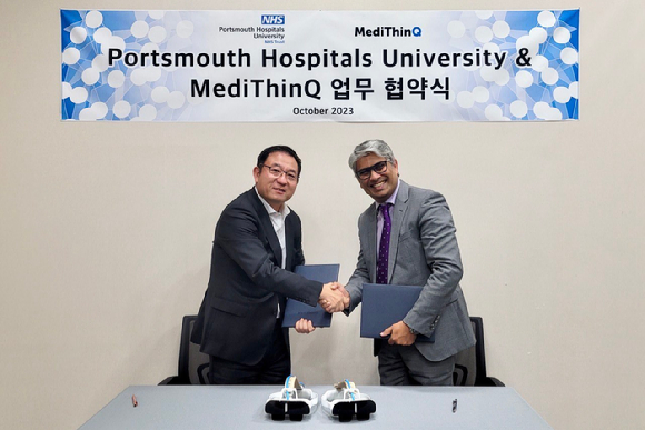 왼쪽부터 임승준 메디씽큐 대표이사, Jim Khan 영국 포츠머스 대학병원 외과교수가 업무 협약식을 맺었다. [사진=메디씽큐]