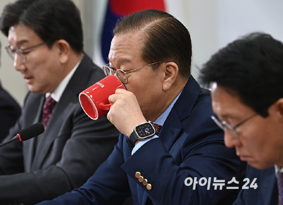 권영세 국민의힘 비상대책위원장와 권성동 원내대표가 27일 서울 여의도 국회에서 열린 비상대책위원회의에서 머그컵을 이용해 물을 마시고 있다. [사진=곽영래 기자]