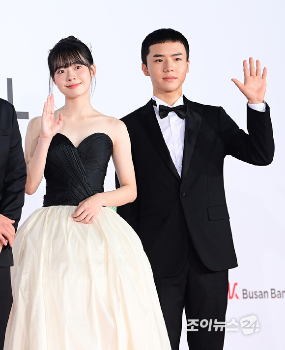 배우 이재인이 17일 오후 부산광역시 해운대구 영화의 전당에서 열린 제30회 부산국제영화제 개막식 레드카펫 행사에 참석하고 있다. [사진=정소희 기자]