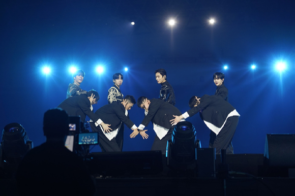 그룹 하이라이트가 지난 11일 일본 지바현 마쿠하리 멧세에서 개최된 '케이콘 재팬 2025(KCON JAPAN 2025)' 엠카운트다운 무대에서 열띤 공연을 펼치고 있다. [사진=CJ ENM]