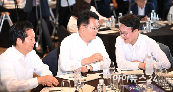 정청래 전 더불어민주당 대표(왼쪽부터)와 송영길 전 대표, 김민석 전 총리가 3일 서울 용산구 서울드래곤시티에서 열린 22대 후반기 국회 대비 더불어민주당 국회의원 워크숍에서 대화하고 있다. [사진=곽영래 기자]