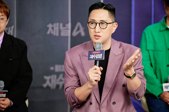 '티처스3: 재수전쟁' 출연자들과 김승훈 CP [사진=채널A]