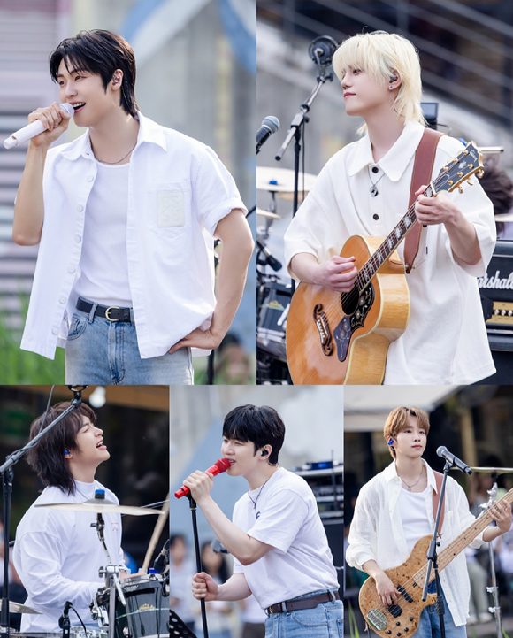 엔플라잉(이승협, 차훈, 김재현, 유회승, 서동성)이 지난 1일 북서울꿈의숲 창포원에서 정규 2집 'Everlasting'(에버래스팅) 발매 기념 버스킹 'N.Flying Special Live 'Everlasting''을 진행하고 있다. [사진=FNC엔터테인먼트]