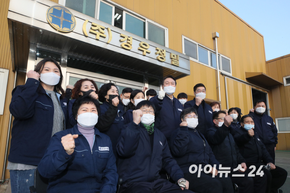 윤석열 국민의힘 대선후보가 중소기업 경영 및 근로환경 개선 현장 방문을 위해 10일 인천 남동공단 경우정밀을 찾은 가운데 공장 관계자와 현장을 둘러보고 있다. [사진=국회사진취재단]