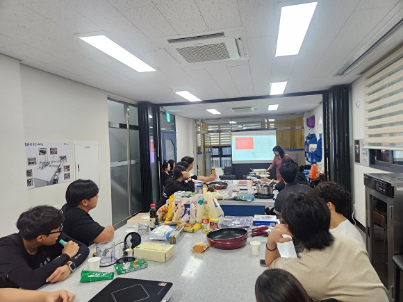 원팀 프로젝트에 참가한 충북생명산업고 학생들이 강의를 듣고 있다. [사진=충북교육청]