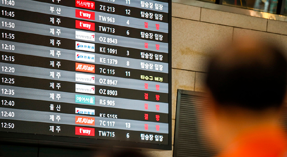 태풍 '카눈'이 북상 중인 10일 오전 서울 강서구 김포국제공항 국내선에 설치된 출발 항공편 전광판에 결항 표시가 나오고 있다. [사진=뉴시스]