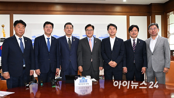 김병기 당대표 직무대행 겸 원내대표가 16일 서울 여의도 국회에서 우원식 국회의장을 예방해 기념촬영을 하고있다. [사진=곽영래 기자]