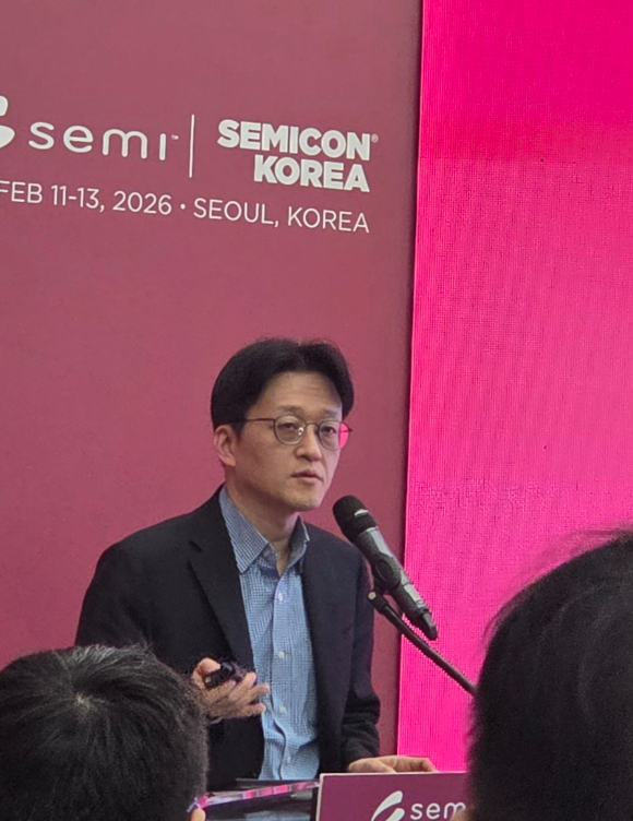 차지현 세미콘 코리아 대표가 11일 서울 코엑스에서 열린 '세미콘 2026' 개막 기자간담회에서 행사를 소개하고 있다. [사진=박지은 기자]